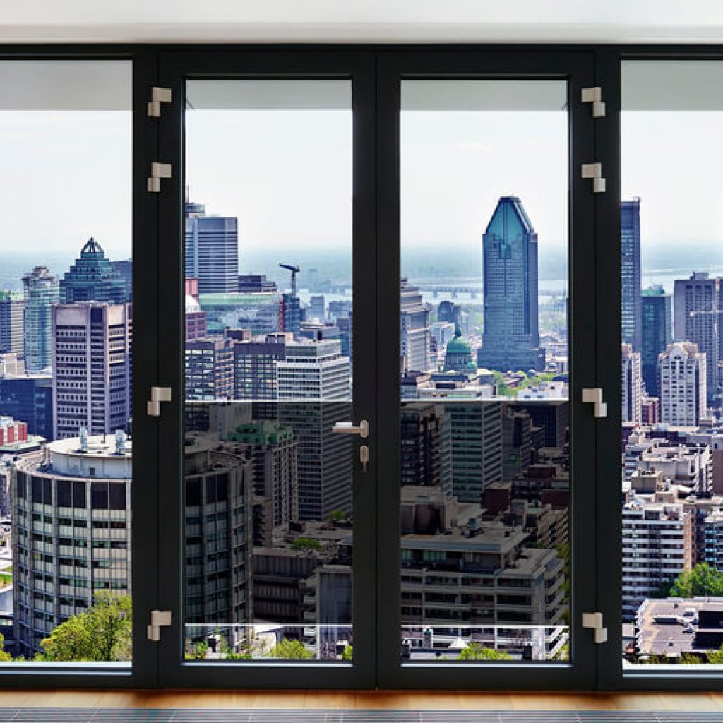 Vue sur le centre-ville de Montréal depuis un appartement Vue sur le centre-ville de Montréal depuis un appartement